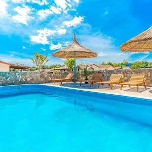 Camp Mateo With Pool Kompleks wypoczynkowy